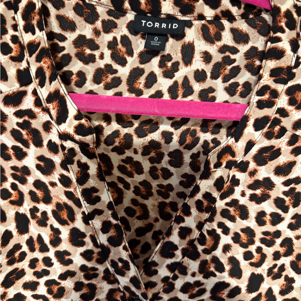 Torrid - Leopard Brint- Button and Tie- Blouse - Picture 4 of 4